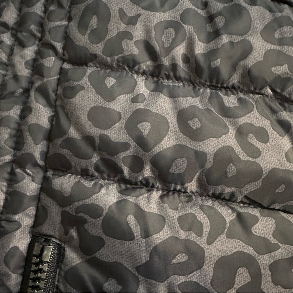 NWT Women’s Tribal Reversible Leopard and Grey Puffer Vest! - Picture 2 of 7